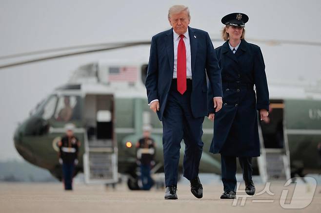 도널드 트럼프 미국 대통령이 15일(현지시간) 캐나다에서 열리는 G7 정상회의에 참석하기 위해 대통령 전용기인 에어포스 원에 탑승하고 있다. 2025.6.15 ⓒ AFP=뉴스1 ⓒ News1 김경민 기자