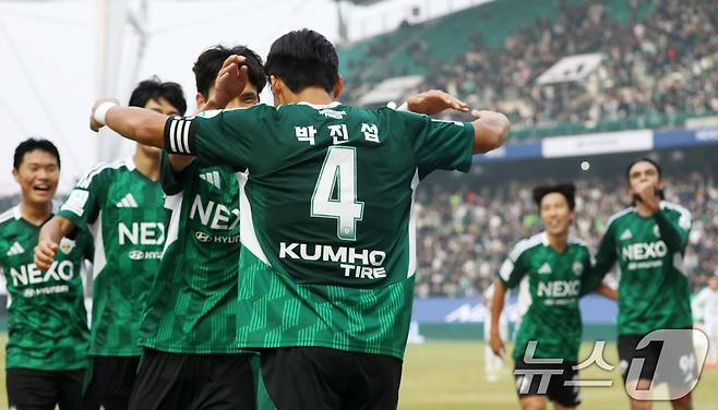 명가 전북현대가 확실하게 부활했다. '닥공'도 돋보이지만, 든든한 수비력이 고공비행의 핵심이다. ⓒ News1 유경석 기자