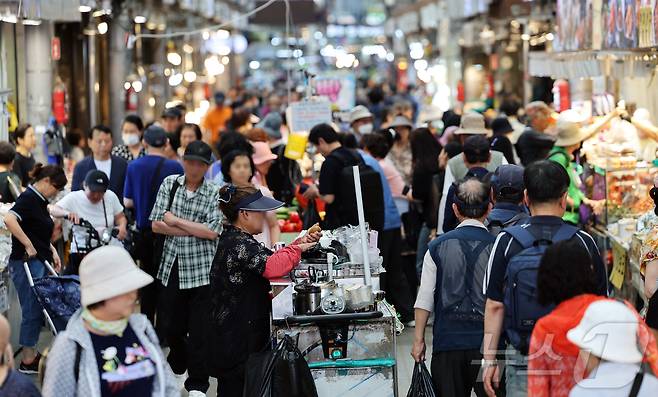 9일 오전 서울 동대문구 경동시장에서 시민들이 장을 보고 있다ⓒ News1 오대일 기자