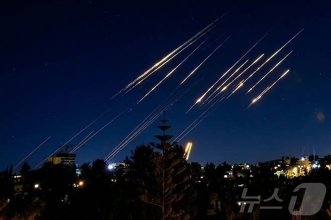 14일(현지시간) 이스라엘 예루살렘 밤하늘에 이란에서 발사된 마사일이 포착되고 있다. ⓒ AFP=뉴스1