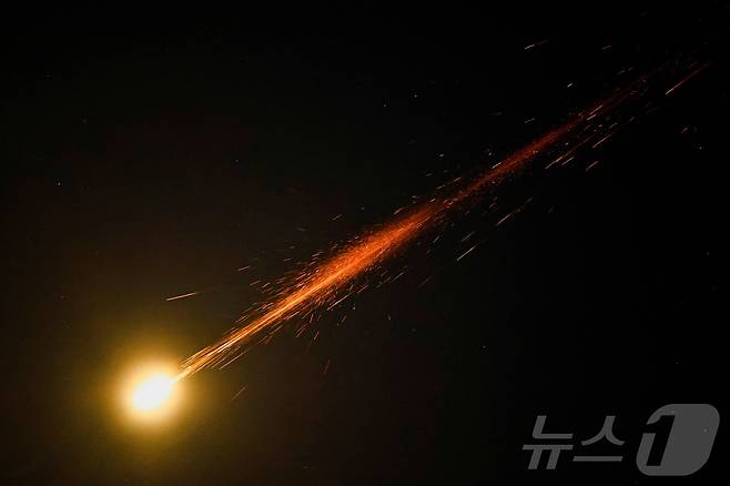 이스라엘 남부 아슈켈론 상공에서 15일 이란 미사일이 이스라엘 방공체계에 의해 요격되는 장면이 목격됐다. 2025.6.15 ⓒ 로이터=뉴스1 ⓒ News1 강민경 기자