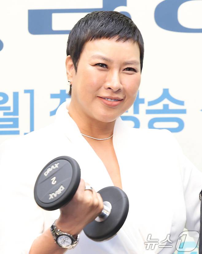 배우 정영주가 16일 오전 서울 마포구 상암동 스탠포드호텔에서 열린 ENA 월화드라마 '살롱 드 홈즈' 제작발표회에 참석해 포즈를 취하고 있다. ‘살롱 드 홈즈’는 광선주공아파트를 배경으로 추리력 만렙, 전직 에이스 형사와 보험왕, 그리고 알바의 여왕까지 우리 단지 해결사로 뭉친 여성 4인방이 아파트 빌런을 응징하는 코믹 워맨스 활극이다. 2025.6.16/뉴스1 ⓒ News1 권현진 기자