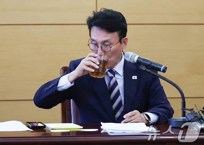 김민석 국무총리 후보자가 16일 오전 서울 종로구 금융감독연수원에 마련된 청문회 준비단 사무실에서 열린 경제·민생분야 부처 업무보고에서 물을 마시고 있다. (공동취재) 2025.6.16/뉴스1 ⓒ News1 임세영 기자