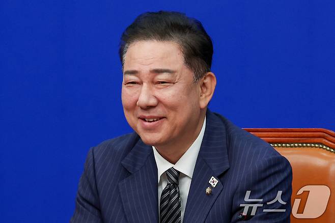 김병기 더불어민주당 대표 직무대행 겸 원내대표가 16일 오전 서울 여의도 국회에서 열린 최고위원회의에 참석해 미소짓고 있다. 2025.6.16/뉴스1 ⓒ News1 안은나 기자