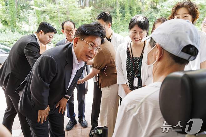 박강수 마포구청장이 휠체어를 탄 어르신의 안부를 살피고 있다.(마포구청 제공)