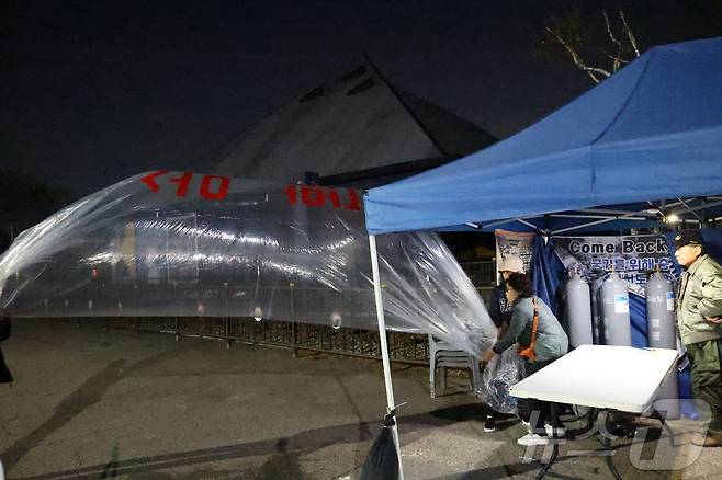 납북자가족모임은 27일 새벽 경기도 파주시 문산읍 임진각 평화랜드 펜스 뒤편에서 대북전단 8개를 북측을 향해 날려 보냈다고 밝혔다. 이들은 정부가 "피해 가족들에게 사과하고 자국민 보호에 앞장서 주길 바란다＂고 성명서를 발표했다. 사진은 최성룡 납북자가족모임 대표를 비롯한 회원들이 대북전단을 살포 준비를 하고 있는 모습. (납북자가족모임 제공. 재판매 및 DB금지) 2025.4.27/뉴스1 ⓒ News1 양희문 기자