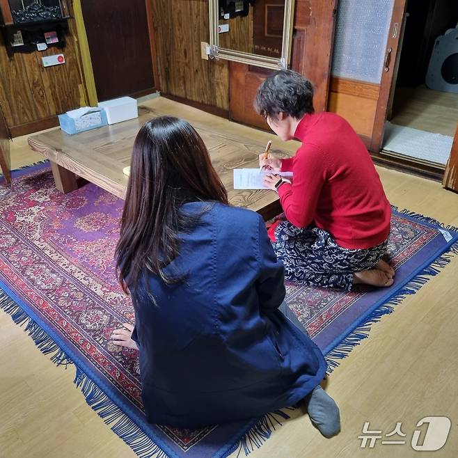 곡성군 관계자들이 고독사 예방을 위한 1인가구 실태조사를 추진하고 있다(곡성군 제공)