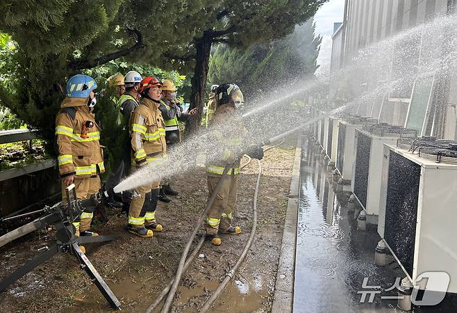 16일 오전 8시30분쯤 동국제강 포항공장 에너지 저장시설인 ESS(Energy Storage System)에서 발생한 화재 완전 진압까지는 이틀 이상 소요될 수 있다는 전망이다. (경북도소방본부제공, 제판매 및 DB금지) 2025.6.16/뉴스1