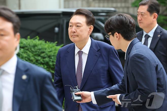 윤석열 전 대통령이 16일 오전 서울 서초구 서울중앙지방법원에서 열린 내란 우두머리 혐의·직권남용 권리행사 방해 혐의 사건 7차 공판에 출석하고 있다. 2025.6.16/뉴스1 ⓒ News1 사진공동취재단