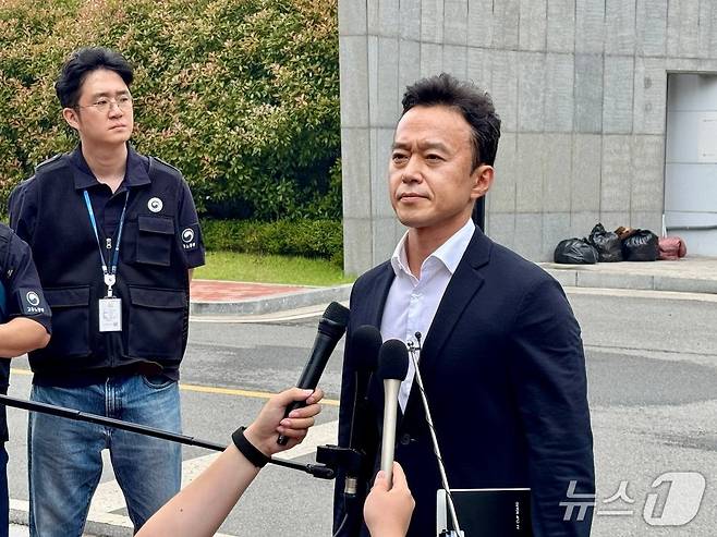 김상훈 충남경찰청 형사기동대장이 16일 한국서부발전 태안발전본부 앞에서 고 김충현 씨 사고 관련 압수수색 현장 브리핑에서 발언하고 있다. (김충현 씨 사망사고 대책위 제공, 재판매 및 DB금지) / 뉴스1