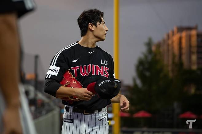 LG 이정용이 지난 9일 광주 KIA전에서 투구한 후 더그아웃으로 돌아오고 있다. 사진 | LG 트윈스