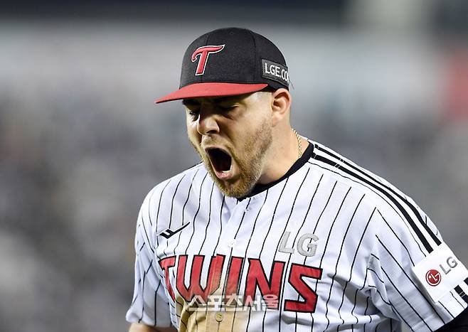 LG 오스틴이 27일 잠실구장에서 열린 2025 KBO리그 한화와 경기 8회초 2사 한화 하주석의 유겨구 땅볼 때 포구 실책을 기록한 뒤 다음 타자 문현빈의 땅볼을 직접 처리하고 자책하듯 소리치고 있다. 잠실 | 박진업 기자 upandup@sportsseoul.com