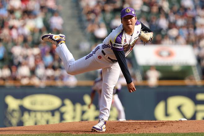 두산 곽빈이 8일 서울 잠실구장에서 열린 2025 KBO리그 정규시즌 롯데전서 역투하고 있다. 사진 | 두산 베어스