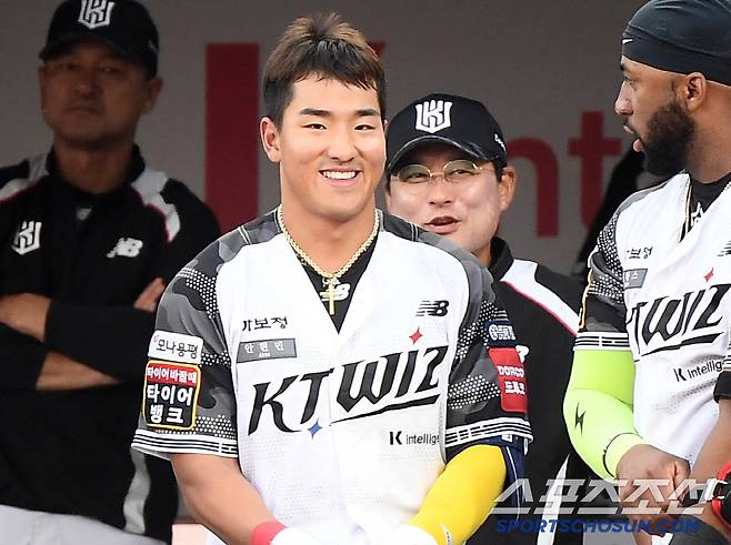 12일 수원 KT위즈파크에서 열린 롯데-KT전. 3회말 2사 1, 3루 안현민이 전 타석 투런포에 이어 스리런포를 터트렸다. 이종범 코치가 활짝 웃고 있다. 수원=정재근 기자 cjg@sportschosun.com/2025.6.12/