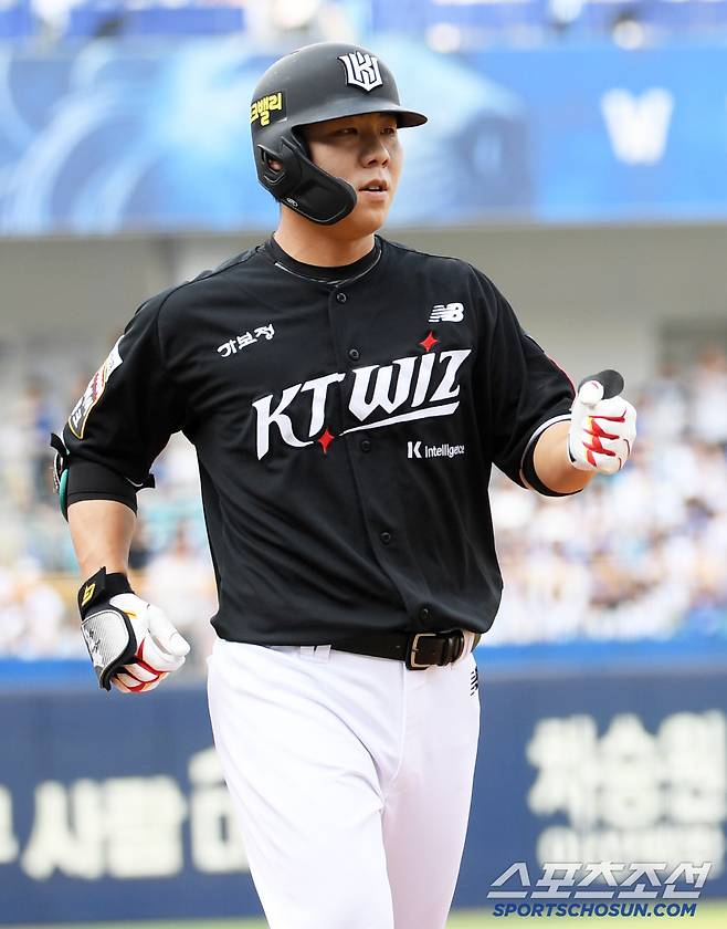 15일 대구 라이온즈파크에서 열린 삼성 라이온즈와 KT 위즈의 경기. 1회초 2사 2루 KT 이정훈이 투런포를 날린 뒤 환호하고 있다. 대구=박재만 기자 pjm@sportschosun.com/2025.06.15/