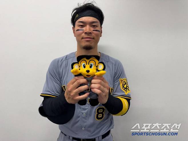 사토는 올 시즌 오카모토, 무라카미의 홈런왕 양강 구도를 깰 것으로 보인다. 오카모토와 무라카미가 부상으로 이탈한 가운데 18홈런을 때려 양 리그 전체 홈런 1위를 달리고 있다. 사진캡처=한신 타이거즈 SNS