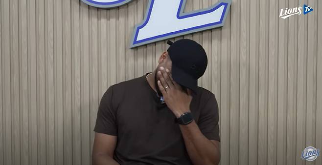 삼성 라이온즈에서 지난 14일 방출된 데니 레예스가 구단 TV를 통해 마지막 인사를 남기며 끝내 눈물을 흘렸다. 라이온즈TV 캡처