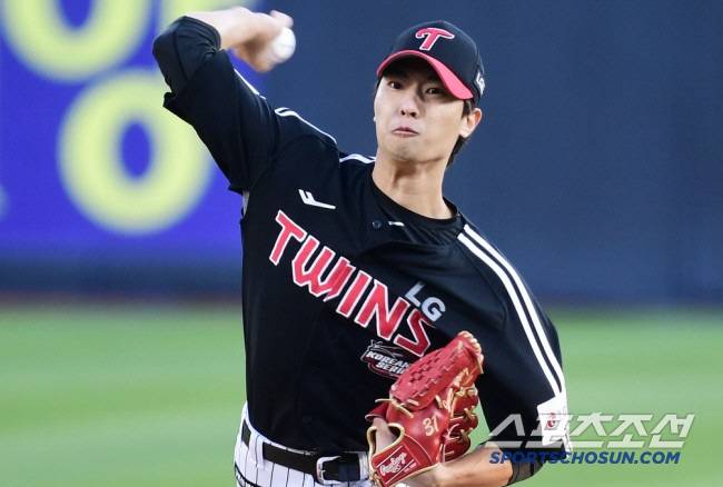 11일 수원 케이티위즈파크에서 열린 한국시리즈 4차전 KT와 LG의 경기. 투구하고 있는 LG 이정용. 수원=송정헌 기자 songs@sportschosun.com/2023.11.11/