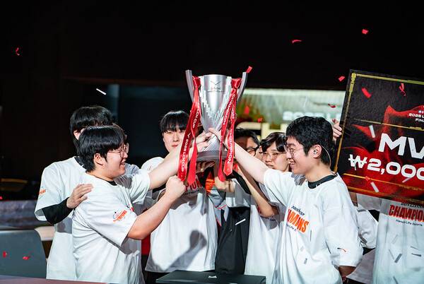 2025 퍼스트스탠드 우승 세리머니를 펼치는 한화생명e스포츠 선수단. ⓒLCK