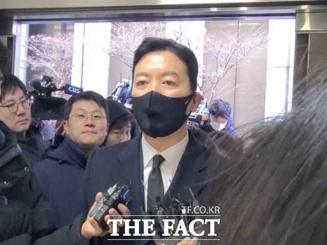 지난 2021년 검·경 수사권 조정 이후 검찰의 직접 수사 범위가 일부 경찰로 넘어오고 수사종결권도 경찰에 부여됐지만, 수사 핵심인 영장청구권이 없어 차질은 이어지고 있다. 12·3 비상계엄 수사가 대표적 사례다. 사진은 윤석열 전 대통령 체포영장 집행을 방해한 혐의를 받는 김성훈 전 대통령경호처 차장이 1월17일 오전 9시58분께 서울 서대문구 경찰청 국가수사본부 비상계엄 특별수사단(특수단)에 출석한 모습. /김영봉 기자