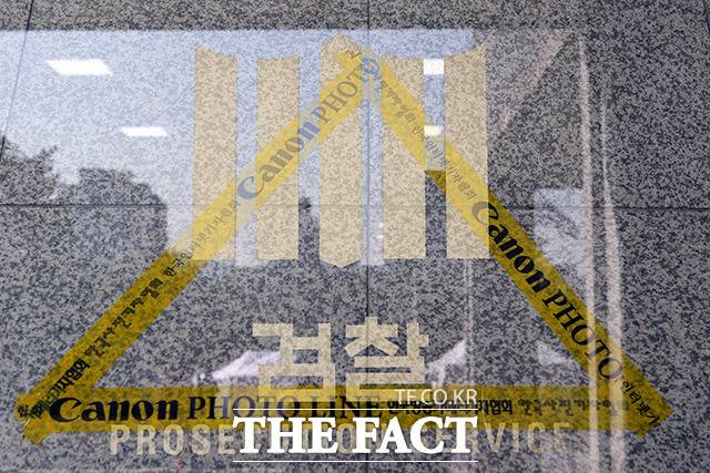 사정당국에 따르면 영장청구권은 헌법 제12조 제3항에 따라 검사에게만 부여하고 있다. '체포·구속·압수 또는 수색을 할 때는 적법한 절차에 따라 검사의 신청에 의해 법관이 발부한 영장을 제시해야 한다'는 조항 때문이다. 사진은 서울중앙지검에 설치된 포토라인 모습./더팩트DB