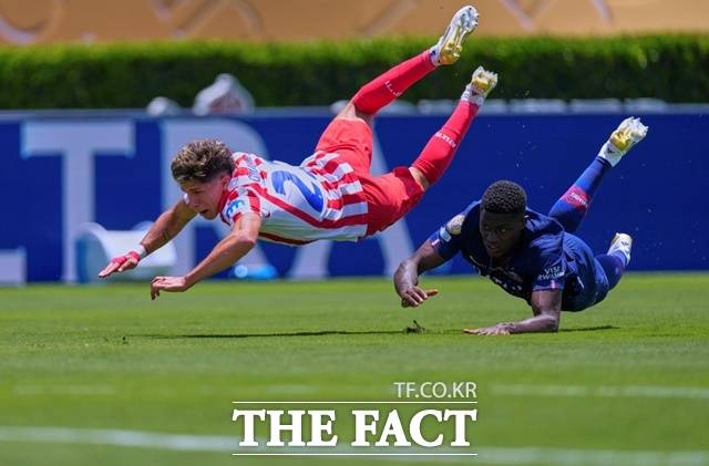 B조 선두를 다툴 것으로 예상되는 PSG와 AT 마드리드의 1차전. 마드리드의 시메오네(왼쪽)와 PSG의 누누 멘데스가 볼을 다투고 있다./LA=AP.뉴시스