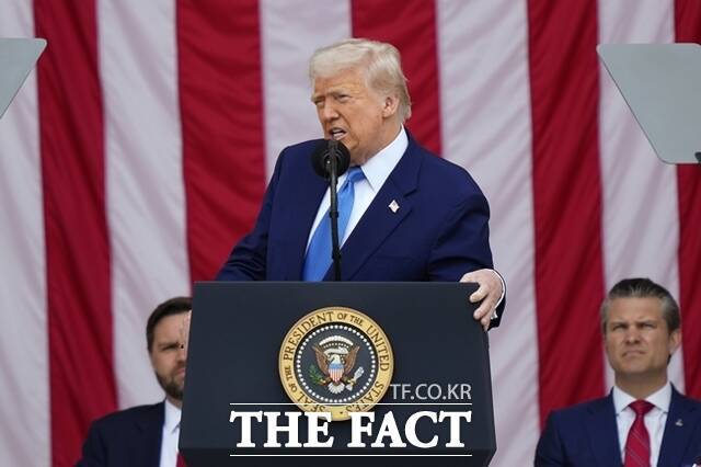 도널드 트럼프 미국 대통령이 15일(현지시간) 이란과 이스라엘 충돌과 관련해 "합의를 바라지만 때로는 싸워서 해결해야 할 때가 있다"고 밝혔다. /AP/뉴시스
