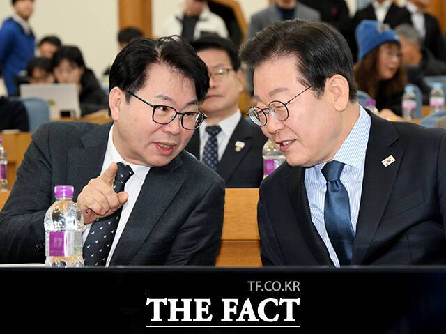 대통령직인수위원회 역할을 하는 국정기획위원회가 공식적으로 닻을 올렸다. 이재명 대통령(당시 더불어민주당 대표)가 2월 7일 오전 서울 여의도 국회 의원회관에서 열린 '모두의 질문Q' 출범식에 참석해 이한주 민주연구원장과 대화하고 있다. /배정한 기자