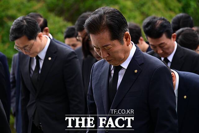 당권에 도전하는 정청래 의원이 현충탑을 참배하고 있다.