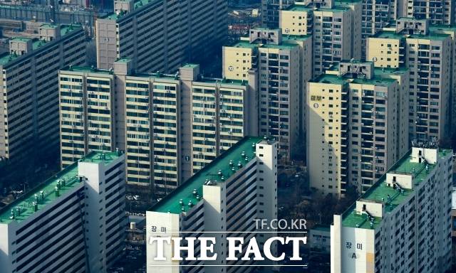 여의도에서는 대교아파트가 시공사 선정에 나선다. 조합은 이달 입찰공고를 내고 9월 시공사 선정을 위한 총회를 개최할 예정이다. 공사비만 8000억원 규모인 대교아파트의 경우 삼성물산과 롯데건설이 관심을 두고 있다. /더팩트 DB