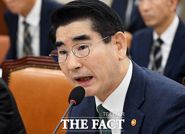 법원이 내란중요임무 종사 등 혐의를 받는 김용현 전 국방부 장관의 조건부 보석을 허가했다. 김용현 국방부 장관이 지난해 11월 서울 여의도 국회에서 열린 국방위원회 전체회의에 참석해 질의에 답변을 하고 있다. /국회=배정한 기자