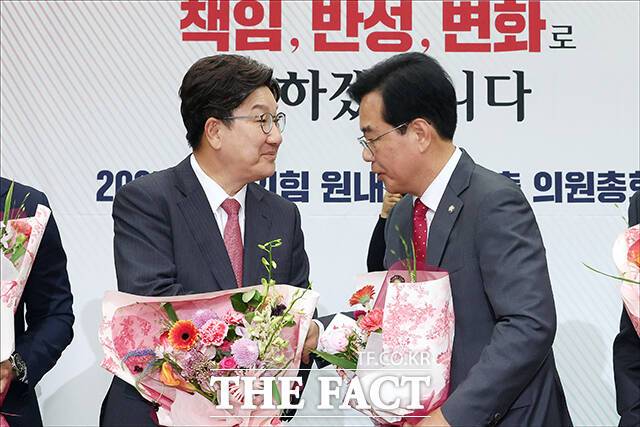 권성동 전 원내대표 축하 받는 송언석 신임 원내대표.