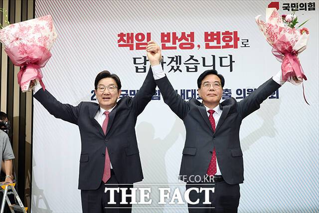 권성동 전 원내대표와 함께 인사하는 송언석 신임 원내대표.