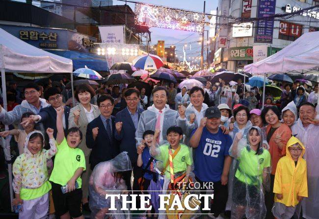 김성제 의왕시장(가운데)이 시민들과 ‘2025 의왕시 도깨비 축제’를 즐기고 있다./의왕시