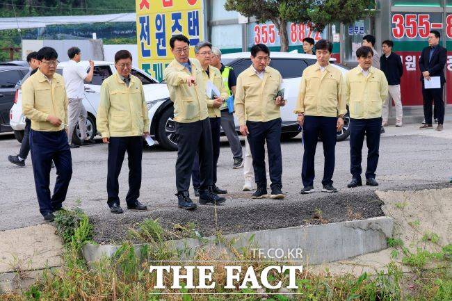 정명근 화성시장이 제1호 태풍 '우딥' 북상을 앞두고 지난 13일 사강시장 안전점검을 하고 있다./화성시