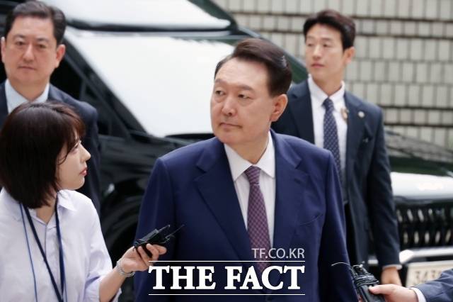 윤석열 전 대통령이 16일 자신의 내란 우두머리 혐의 공판에서 '12·3 비상계엄' 선포 이후 국회의 비상계엄 해제안 의결에 하자가 있었지만, 계엄 해제를 받아들인 것이라며 이른바 '경고성 계엄' 주장을 반복했다. /사진공동취재단