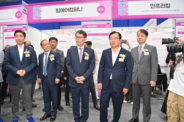 이현재 하남시장 2025 하남시 일자리박람회 방문 모습(사진제공=하남시청)