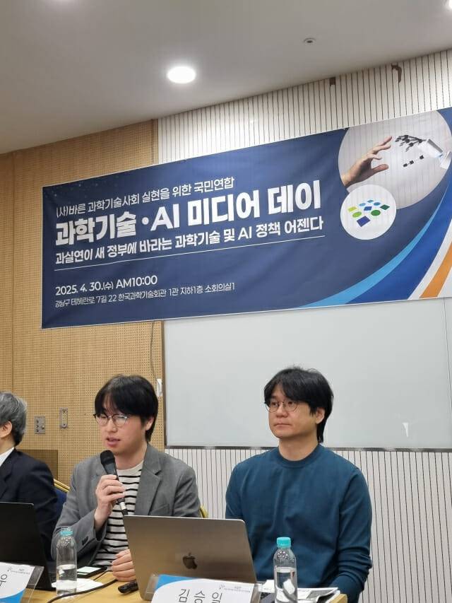 지난 4월 과실연 소속으로 대선 미디어 간담회를 진행중인 하정우 수석(왼쪽)과 김승일 과실연 공동대표(오른쪽)이 대담을 진행하고 있다. (사진=조이환 기자)