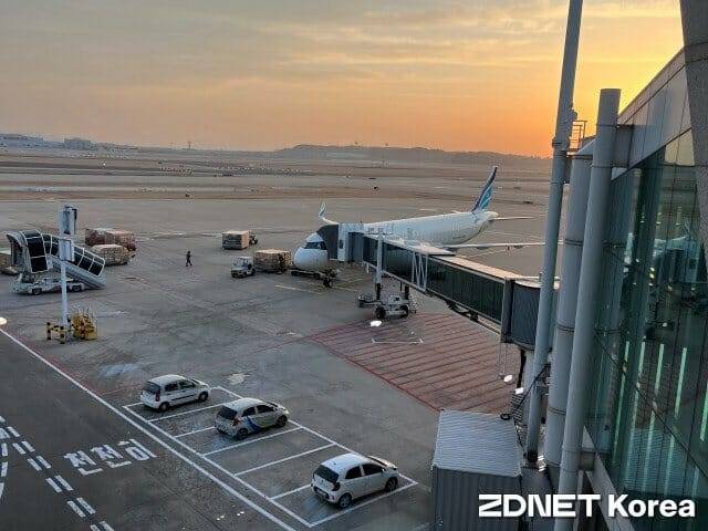 인천공항에서 여객기가 이륙을 준비하고 있다