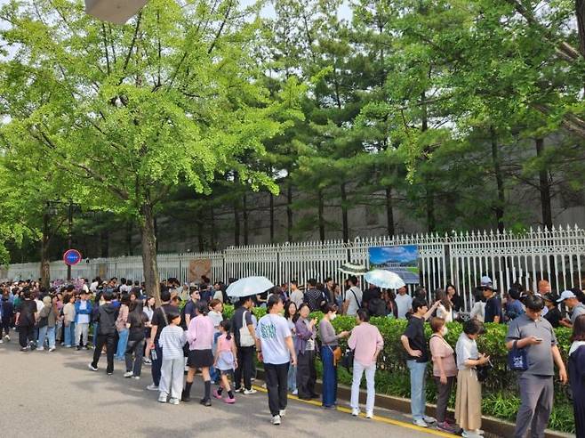 관람 종료를 앞둔 청와대를 보기 위해 지난 13일 시민들이 길게 줄을 서고 있다. 변선진 기자