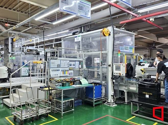 신성델타테크의 세탁기 생산라인에서 로봇과 작업자가 함께 공정을 진행하고 있다. 현장에서 로봇·설비마다 발생하는 방대한 양의 데이터는 제조 공정에 특화된 거대언어모델(LLM)을 구축하기 위해 취합되고 있다. 장희준 기자