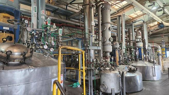 광우의 합성 공정 라인. 대형 배합기와 정제기는 온도, 유량, 압력 등 주요 변수들이 자동 제어된다. 조성필 기자