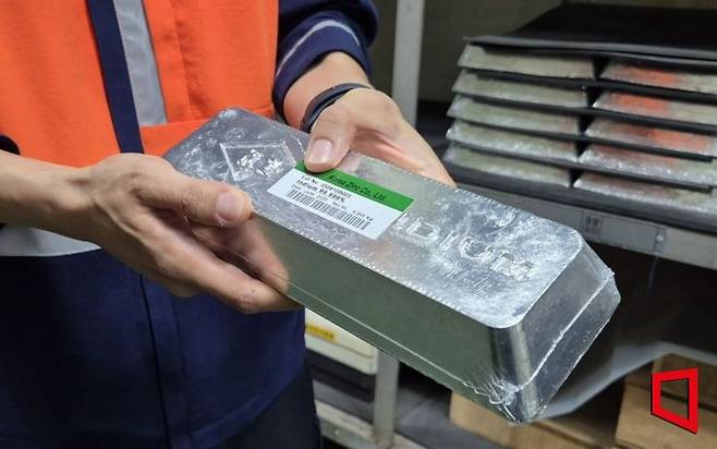 지난 11일 고려아연 온산제련소 인듐 창고에서 전종빈 온산제련소 생산3본부 전자소재팀 책임이 진공으로 포장된 인듐을 들어 보이고 있다. 이렇게 만들어진 인듐 괴 하나는 5kg으로, 시세로 약 250만원이다. 고려아연 제공