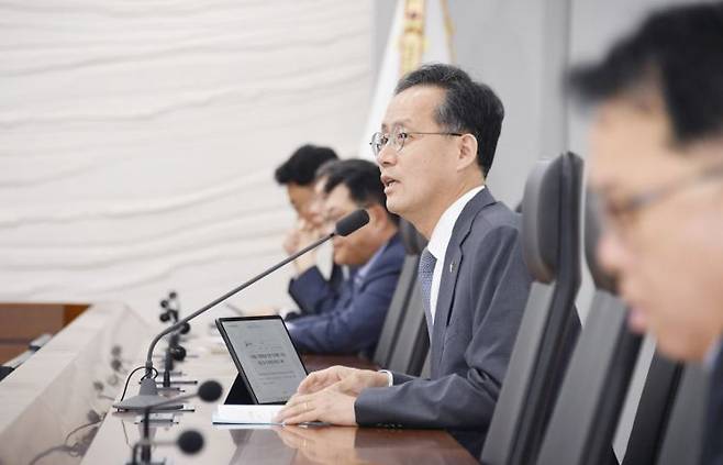 이형일 기획재정부 장관 직무대행 1차관이 16일 오전 정부세종청사 중앙동에서 열린 확대간부회의에서 모두발언을 하고 있다.