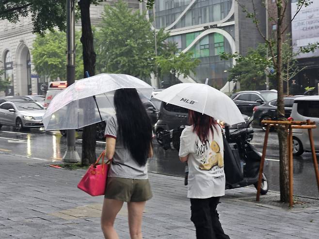 출근길 우산 챙겨요…내륙 한낮 30도 안팎 [오늘날씨]= 월요일인 오늘(16일) 날씨는 전국이 대체로 흐린 가운데, 이날 비가 내리다가, 오전(06~12시)에 대부분 그치겠으나, 중부지방과 경남권해안, 제주도는 오후(12~18시)까지 비가 이어지는 곳이 있겠다. 전국 내륙을 중심으로 낮 기온이 30도 안팎으로 올라 덥겠다. 오늘날씨, 내일날씨, 주간날씨 예보 ⓒbnt뉴스