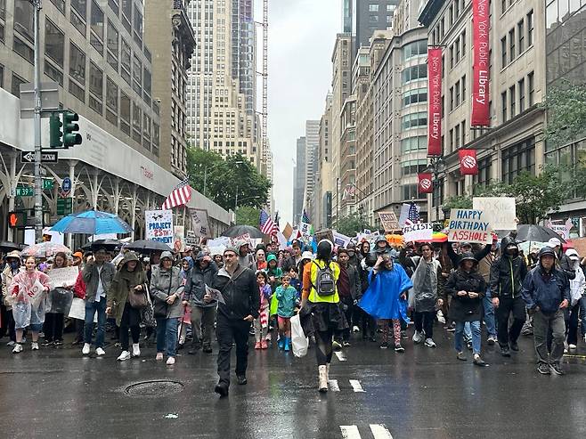 14일 미국 50개주에서 최소 40만명이 참여한 대규모 시위가 열렸다. 뉴욕에서는 5만명의 시위대가 3시간 가량 5번 대로를 행진하며 구호를 외쳤다. /윤주헌 특파원