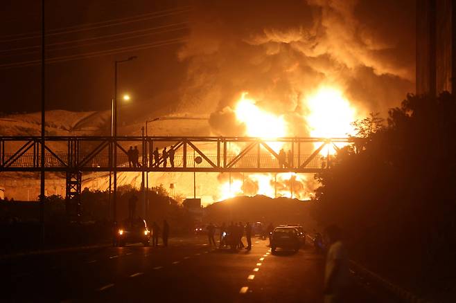 6월 15일 이스라엘의 공습으로  이란 테헤란의 샤란 석유 저장소가 폭발하며 커다란 화염이 치솟고 있다.(WANA)/로이터 연합뉴스