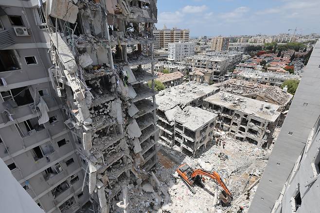 15일 이스라엘 수도 텔아비브 인근 도시 바트얌의 고층 아파트와 주거용 건물들이 이란의 미사일 공습에 파괴됐다. 지난 13일 이스라엘이 이란의 주요 핵 시설 등에 기습 공격을 가하자 이란이 보복 공격을 단행하고, 이스라엘이 여기에 다시 보복하는 등 양국이 보복 공습을 사흘째 이어가면서 사상자가 속출하고 있다. 이스라엘은 자체 방공망인 아이언돔을 즉시 작동했지만, 이란이 3일간 100기가 넘는 미사일을 발사하자 미처 요격하지 못한 일부 미사일이 그대로 지상에 떨어졌다./EPA 연합뉴스