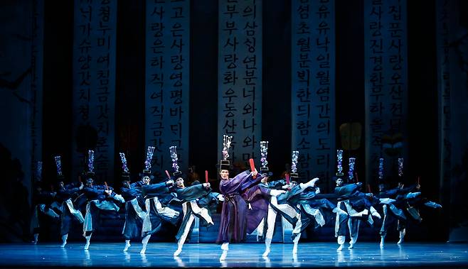 '발레 춘향' 중 남성 군무. /유니버설발레단