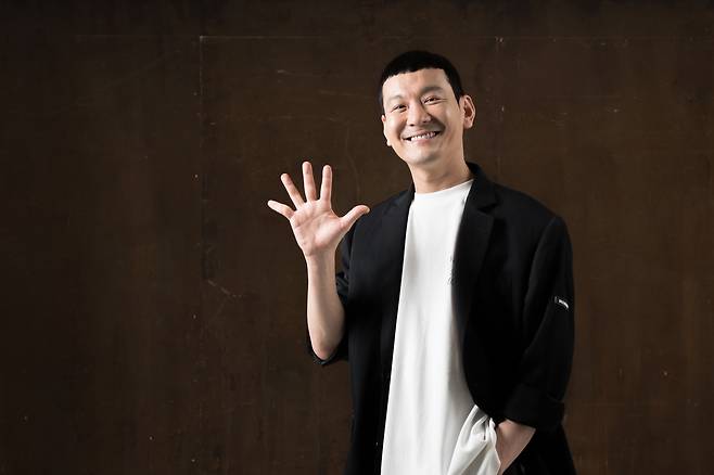 다섯 천사와 함께 산다며 행복해하는 개그맨 정성호는 180cm에 가까울 만큼 키가 훤칠했다. 정성호는 지난 대선 기간 한동훈 김문수 한덕수 등 정치인을 풍자해 큰 사랑을 받았다. 한동훈과의 편의점 대면 영상은 1000만 조회수를 돌파했다. /고운호 기자